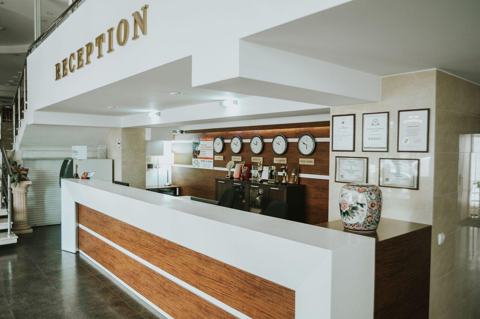 曼哈顿酒店＆餐厅 基希讷乌 外观 照片